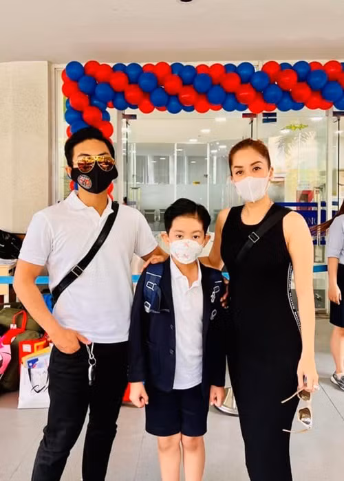 Vợ chồng Khánh Thi - Phan Hiển đưa con trai Kubi đến trường.