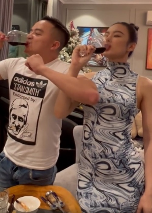 Đáng chú ý, nam ca sĩ mời rượu cầu hôn Angela Phương Trinh. Cao Thái Sơn cho biết nếu "bà mẹ nhí" đồng ý thì uống hết, không đồng ý thì nhấp môi. Không chỉ uống hết ly rượu, Angela Phương Trinh còn tuyên bố: "Em với anh Sơn sẽ sinh con trai trước con gái sau". Ảnh: Dân Việt