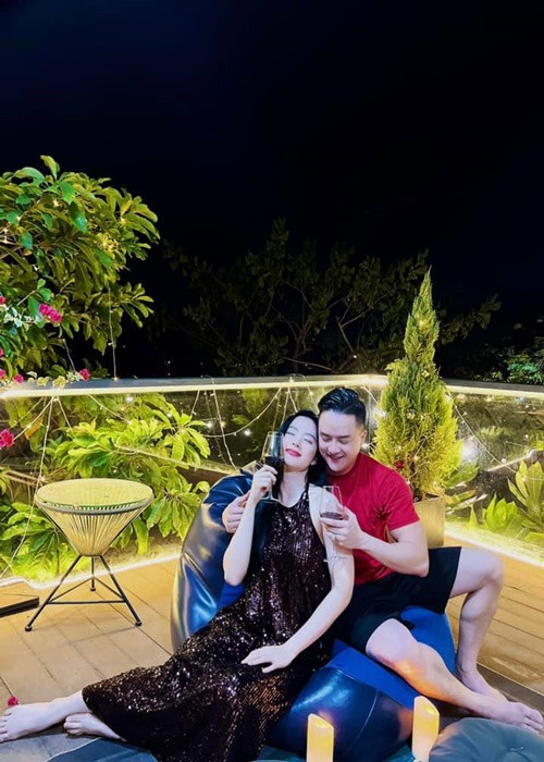 "Bà mẹ nhí" thân mật bên Cao Thái Sơn khi đến nhà nam ca sĩ. Ảnh: FBNV