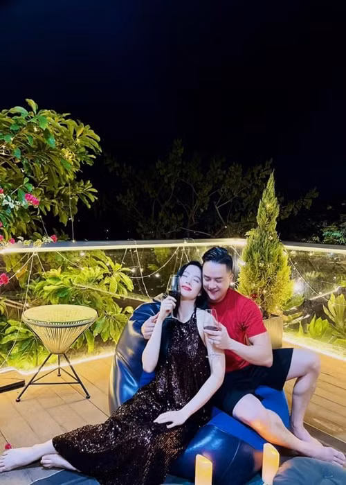 "Bà mẹ nhí" thân mật bên Cao Thái Sơn khi đến nhà nam ca sĩ. Ảnh: FBNV