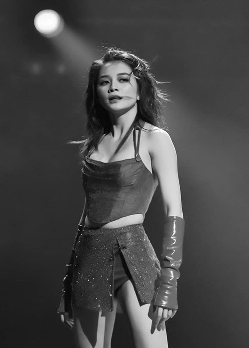 Năm 2021, nữ ca sĩ đăng tải dòng trạng thái khẳng định mình độc thân và các status về chuyện rời bỏ, buông tay làm dấy nghi vấn chuyện tình bí mật giữa cô và Phương Uyên kết thúc.