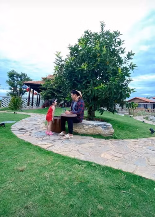 Thời gian qua, Trường Giang không ít lần chia sẻ hình ảnh bên con gái tại căn nhà vườn. Ảnh: FBNV