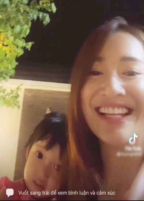 Ít ngày trước, khi livestream, Nhã Phương để lộ mặt con. Có thể thấy, con gái của Nhã Phương - Trường Giang có gương mặt vô cùng đáng yêu với chiếc mũi nhỏ nhắn, môi chúm chím, đôi mắt to tròn long lanh. Ảnh: Người đưa tin