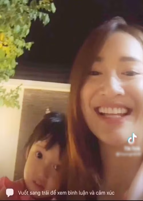 Ít ngày trước, khi livestream, Nhã Phương để lộ mặt con. Có thể thấy, con gái của Nhã Phương - Trường Giang có gương mặt vô cùng đáng yêu với chiếc mũi nhỏ nhắn, môi chúm chím, đôi mắt to tròn long lanh. Ảnh: Người đưa tin
