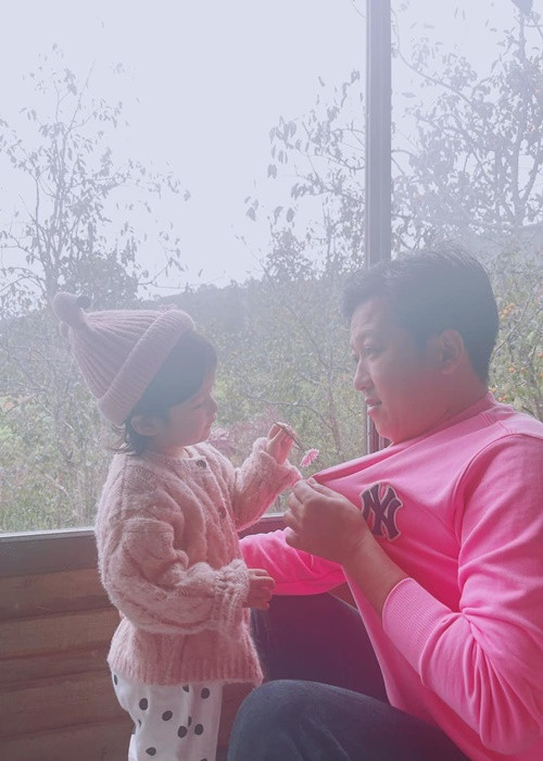 Con gái của Trường Giang năm nay được 3 tuổi. Ảnh: FBNV