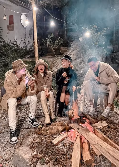 Hòa Minzy chưa có động thái mới giữa tin đồn tình cảm. Tuy nhiên, cô lộ diện bên Duy Khánh, Puka, ST Sơn Thạch. Ảnh: FBNV