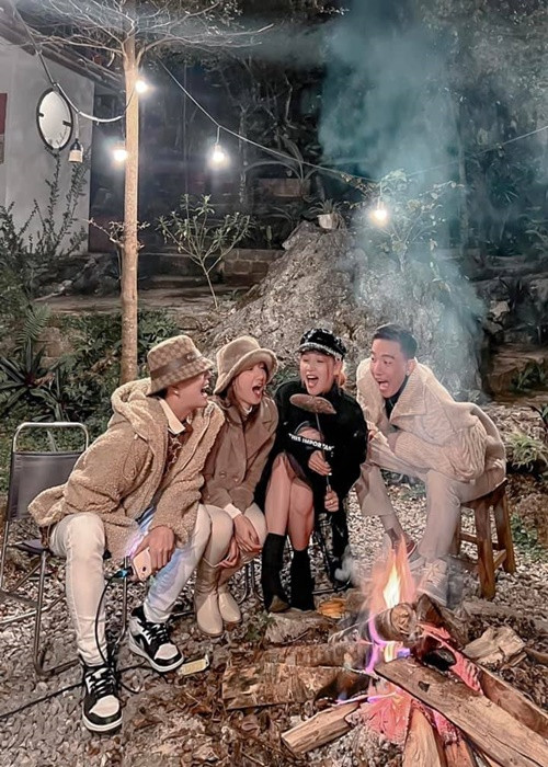 Nữ ca sĩ tỏ ra vui vẻ khi bên các đồng nghiệp. Ảnh: FBNV