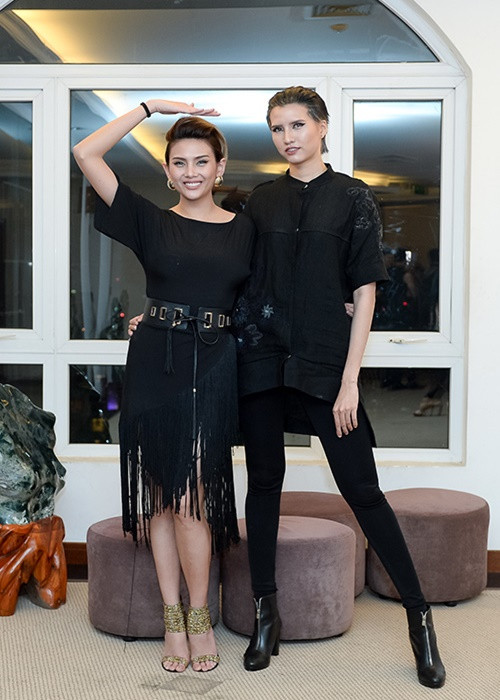 Hồng Xuân cao hơn Võ Hoàng Yến cả chục cm. Ảnh: Khám phá