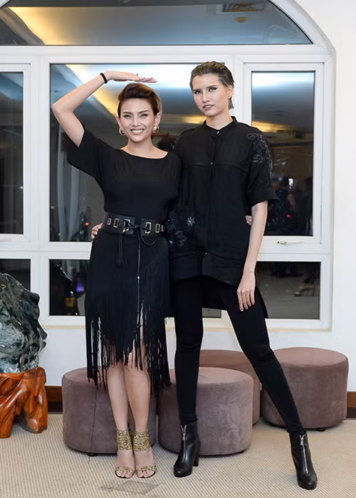 Hồng Xuân cao hơn Võ Hoàng Yến cả chục cm. Ảnh: Khám phá