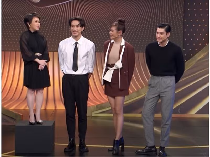 Việt Hương từng phải đứng trên bục cao để cao bằng Thuận Nguyễn. Ảnh: Vietnamnet