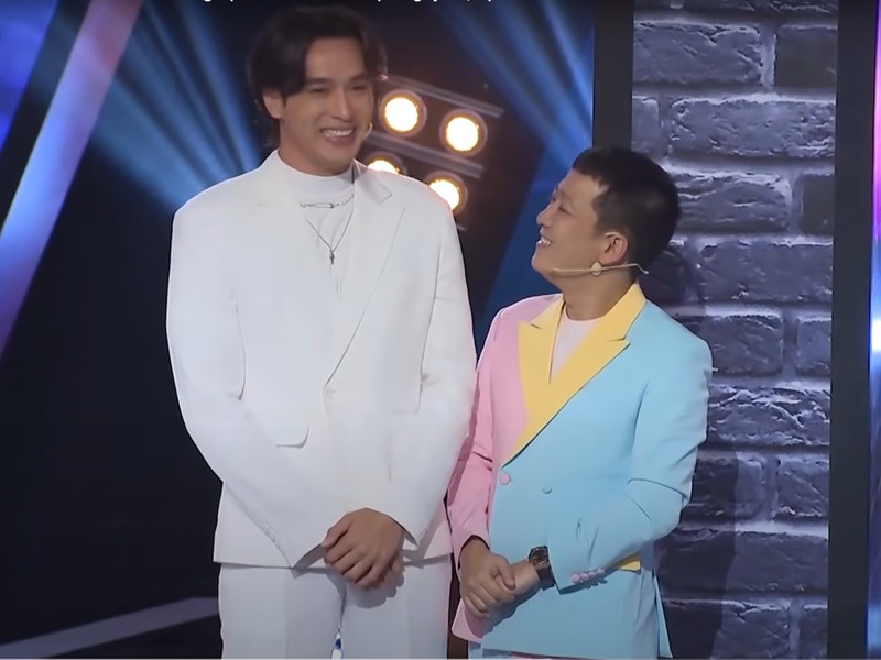 Trường Giang luôn phải ngước lên để trò chuyện cùng Thuận Nguyễn vì sự chênh lệch chiều cao. Ảnh: Yan