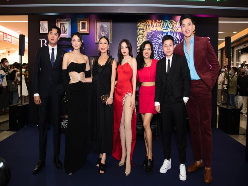 Giống Hồng Xuân, Thuận Nguyễn (ngoài cùng bên phải) cũng khiến nhiều sao Việt lép vế về chiều cao. Ảnh: FBNV