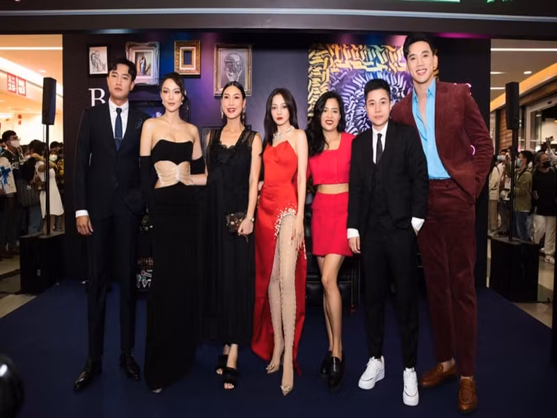 Giống Hồng Xuân, Thuận Nguyễn (ngoài cùng bên phải) cũng khiến nhiều sao Việt lép vế về chiều cao. Ảnh: FBNV