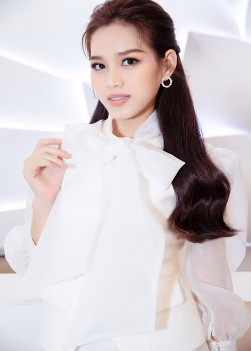 Đỗ Thị Hà chia sẻ đầy thú vị về việc đi cấy: “Bố mẹ đã trao quyền cho em được đi ra đồng và đi cấy để trải nghiệm cuộc sống. Lỡ như sau này ế chồng hay không lấy được chồng thì còn biết đường mà kiếm sống”.