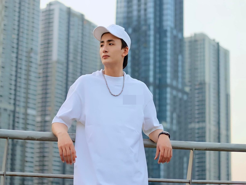 Ngoài tham gia hoạt động nghệ thuật, Song Duy còn đang là trợ lý công việc cho Lâm Khánh Chi. Ảnh: FBNV