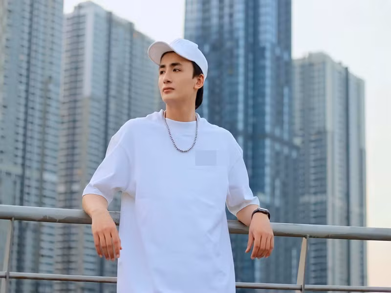 Ngoài tham gia hoạt động nghệ thuật, Song Duy còn đang là trợ lý công việc cho Lâm Khánh Chi. Ảnh: FBNV