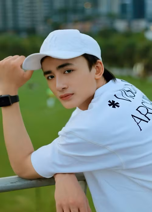 Dù Lâm Khánh Chi phủ nhận hẹn hò Song Duy song mối quan hệ giữa hai người vẫn khiến nhiều người bán tín bán nghi. Theo lời Phi Hùng, Lâm Khánh Chi và Song Duy quen nhau gần 1 năm qua. Ảnh: FBNV