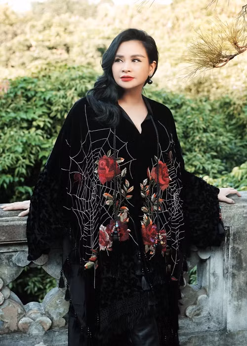 Trên Tiền Phong, nữ ca sĩ cho biết: "Cụ đã 96 tuổi rồi. Tôi sống giản dị bằng tấm lòng, không phải người khéo mồm, “mồm miệng đỡ chân tay”, mà bằng tình cảm thật của mình. Đối với tôi, giá trị thật giúp con người ta trở nên tự tin nhất". Ảnh: FBNV