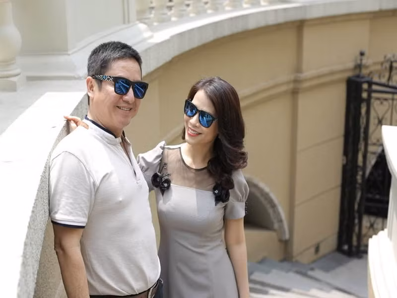 Nữ doanh nhân xuất hiện chỉn chu bên người yêu hơn 17 tuổi.