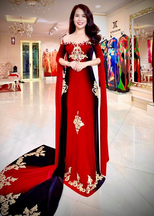 Doanh nhân Ý Lan trẻ trung, quyến rũ khi diện áo dài cách tân.