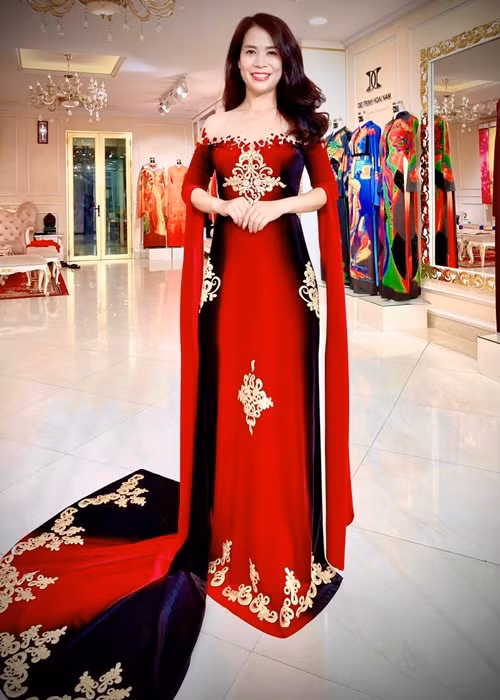 Doanh nhân Ý Lan trẻ trung, quyến rũ khi diện áo dài cách tân.