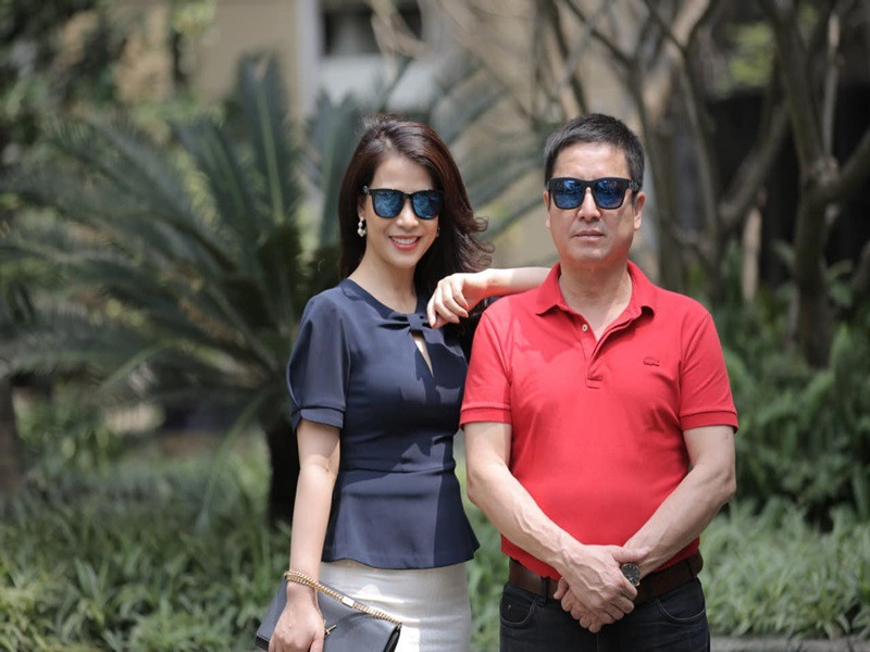 Là bà chủ của một thẩm mỹ viện, Ý Lan có phong cách thời trang sang trọng, quý phái, đầy nữ tính.