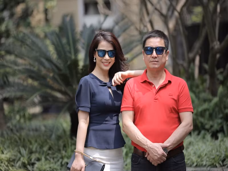 Là bà chủ của một thẩm mỹ viện, Ý Lan có phong cách thời trang sang trọng, quý phái, đầy nữ tính.