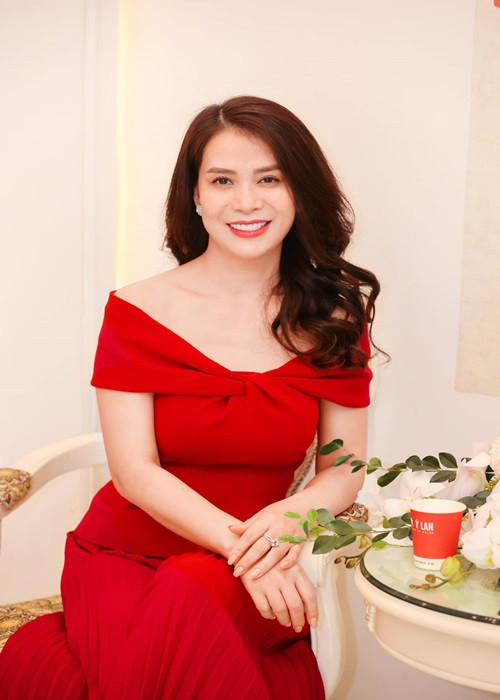 Nửa kia của Chí Trung khoe vai trần gợi cảm trong chiếc váy đỏ.