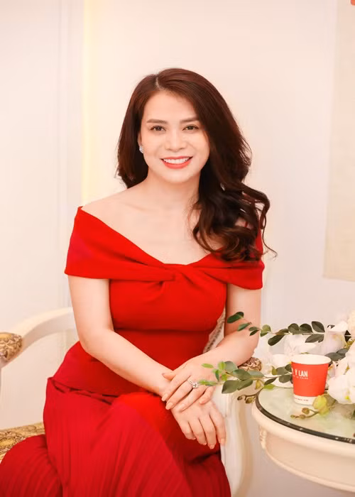 Nửa kia của Chí Trung khoe vai trần gợi cảm trong chiếc váy đỏ.