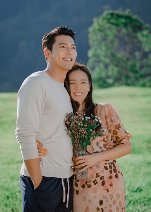  Hyun Bin - Son Ye Jin thừa nhận hẹn hò vào tháng 1/2021 sau khi đóng cặp trong phim “Hạ cánh nơi anh”. Mới đây, đôi uyên ương tuyên bố sẽ tổ chức hôn lễ trong tháng 3/2022. Ảnh: Dân Trí