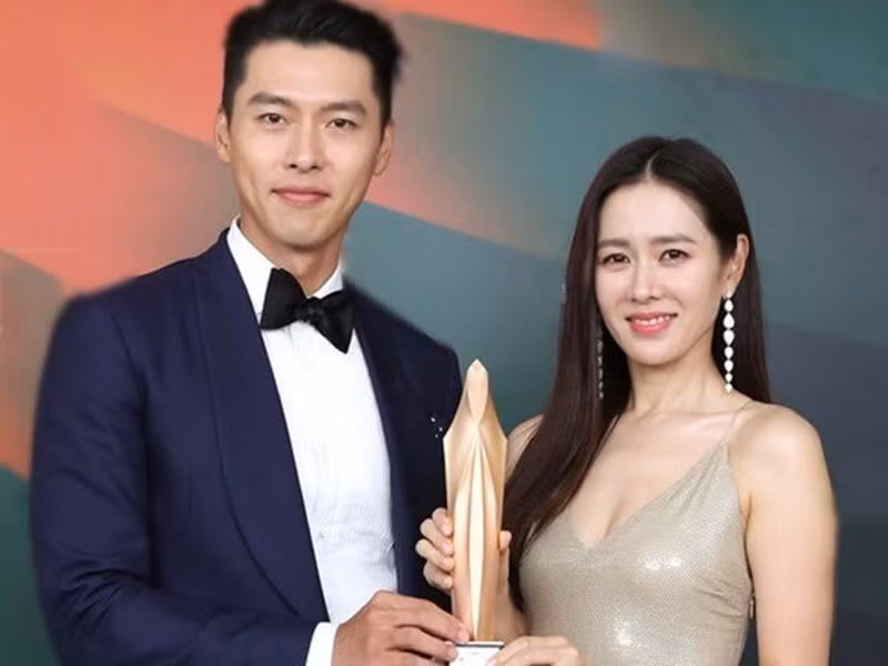 Mới đây, trong một chương trình khi được hỏi về tình đầu, Son Ye Jin cho hay: “Người yêu hiện tại chính là mối tình đầu của tôi". Nhiều fan hiểu rằng Son Ye Ji khẳng định Hyun Bin là tình đầu của cô. Ảnh: Zing