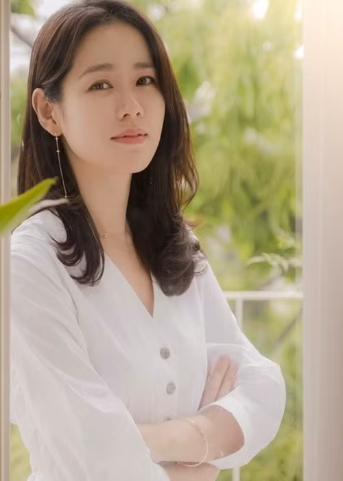 Khác với Hyun Bin, Son Ye Jin khá kín tiếng. Cô từng vướng tin đồn tình cảm với một số bạn diễn. Ảnh: VOV
