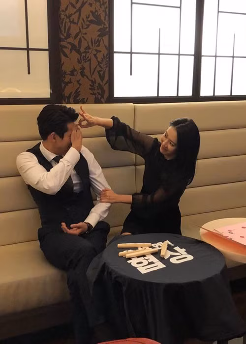 Son Ye Jin có nhiều khoảnh khắc nhí nhảnh bên bạn trai. Ảnh: VOV