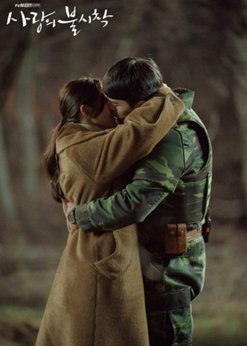 Cặp đôi liên tục khóa môi nhau trong bộ phim "Hạ cánh nơi anh". Ảnh: Tiền Phong