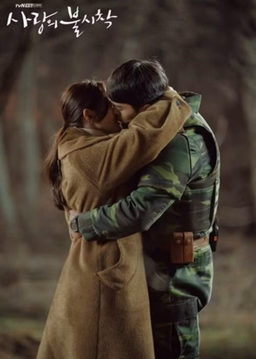 Cặp đôi liên tục khóa môi nhau trong bộ phim "Hạ cánh nơi anh". Ảnh: Tiền Phong