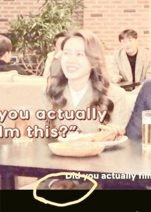 Hyun Bin và Son Ye Jin còn tình tứ ngoài đời. Cặp đôi từng bị bắt gặp nắm tay nhau dưới gầm bàn khi quay phim. Ảnh: Vietnamnet