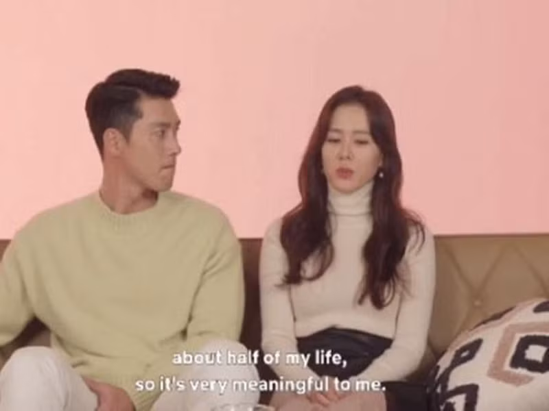 Tham gia các chương trình, sự kiện, Hyun Bin luôn dành cho bạn gái ánh mắt đắm đuối. Ảnh: Công lý và xã hội