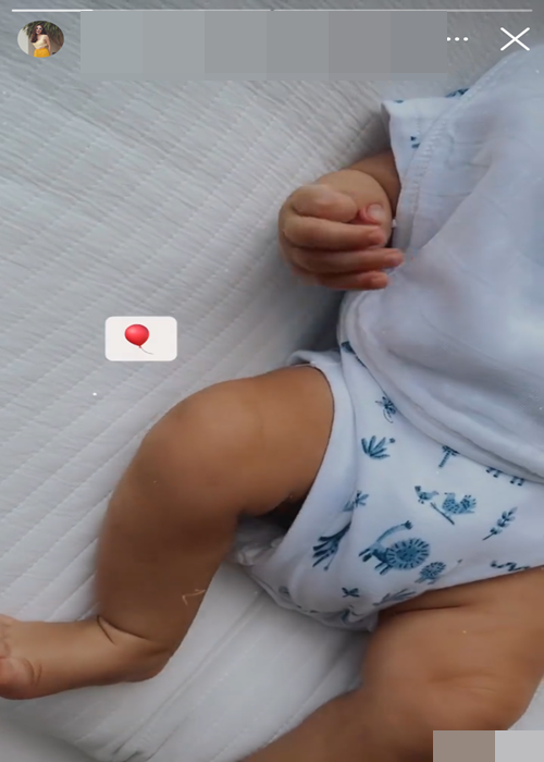 Bé Mason sở hữu đôi chân khá dài, trông bụ bẫm.