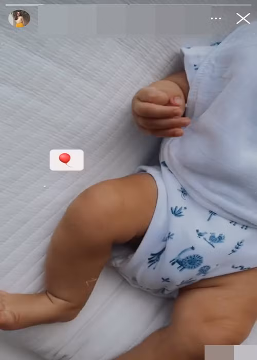 Bé Mason sở hữu đôi chân khá dài, trông bụ bẫm.