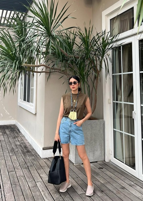 Cô mặc trẻ trung, năng động khi đi làm.