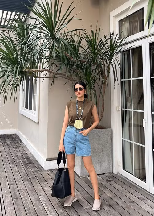 Cô mặc trẻ trung, năng động khi đi làm.