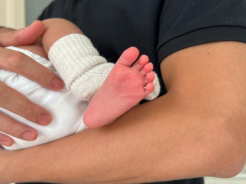 Con thứ 3 của Tăng Thanh Hà không lộ diện hoàn toàn giống bé Richard và Chloe.