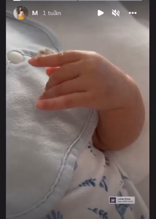 Tăng Thanh Hà từng khoe con út múa may tay khi nghe nhạc.