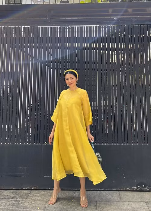 Nhan sắc sau 3 lần sinh nở của Hà Tăng được khen mặn mà.