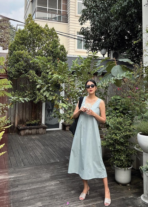 Nữ diễn viên thường diện váy suông để che vóc dáng sau sinh.