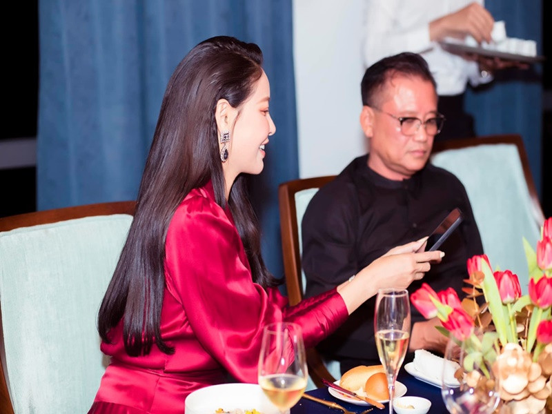 Tiệc sinh nhật của ông xã Hà Kiều Anh diễn ra ở không gian sang trọng.
