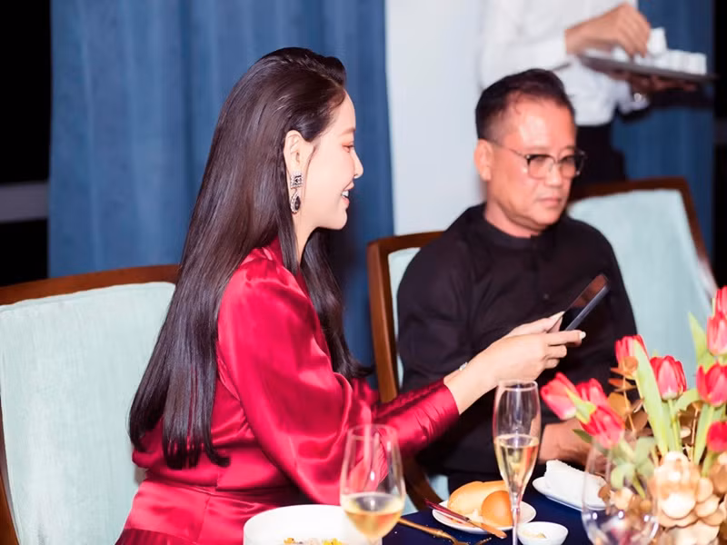 Tiệc sinh nhật của ông xã Hà Kiều Anh diễn ra ở không gian sang trọng.