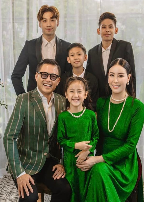 Sinh nhật ông xã đại gia, Hà Kiều Anh đăng tải hình ảnh cả gia đình kèm lời chúc mừng nửa kia đón tuổi mới vui vẻ.