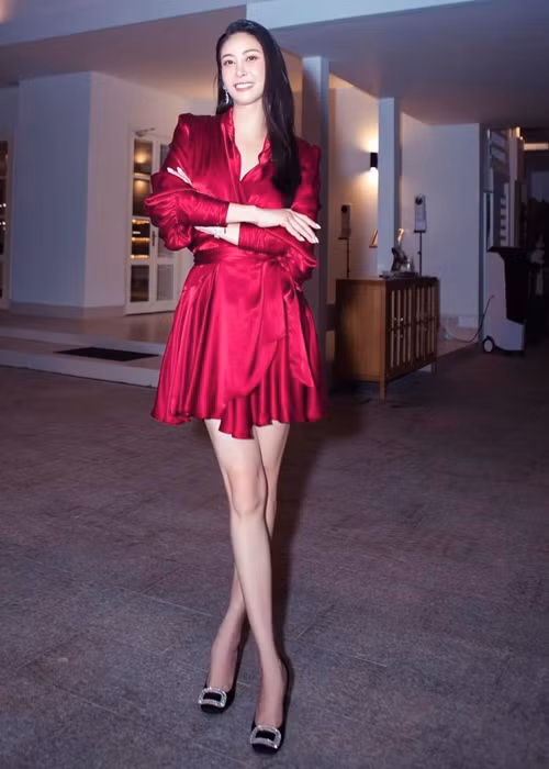 Trong bữa tiệc sinh nhật của ông xã đại gia, Hoa hậu Hà Kiều Anh ăn mặc gợi cảm.