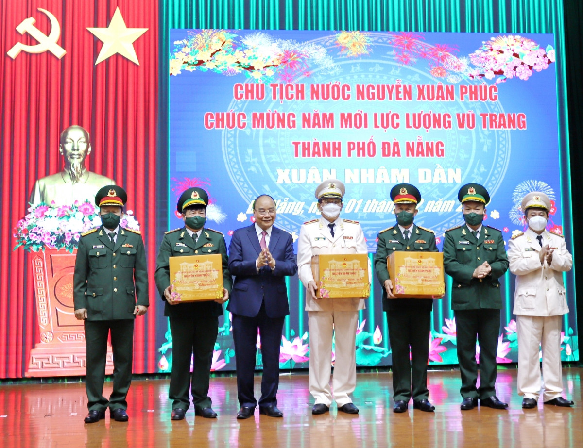 Chu tich nuoc Nguyen Xuan Phuc chuc Tet tai Da Nang-Hinh-4